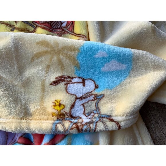 Peanuts SNOOPY Tropical Escape 50inx70in Soft Plush Home Throw Blanket Collectio - Picture 7 of 11